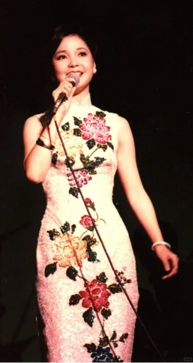Teresa Teng's cheongsam style when she was young