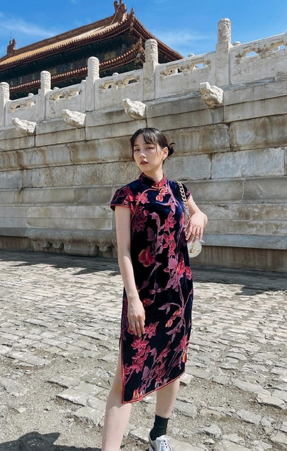Rena Nōnen shows off her qipao look at the Forbidden City.