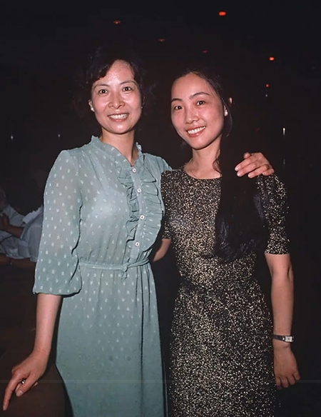 The fashion style of women in Shanghai during the 1980s in China.