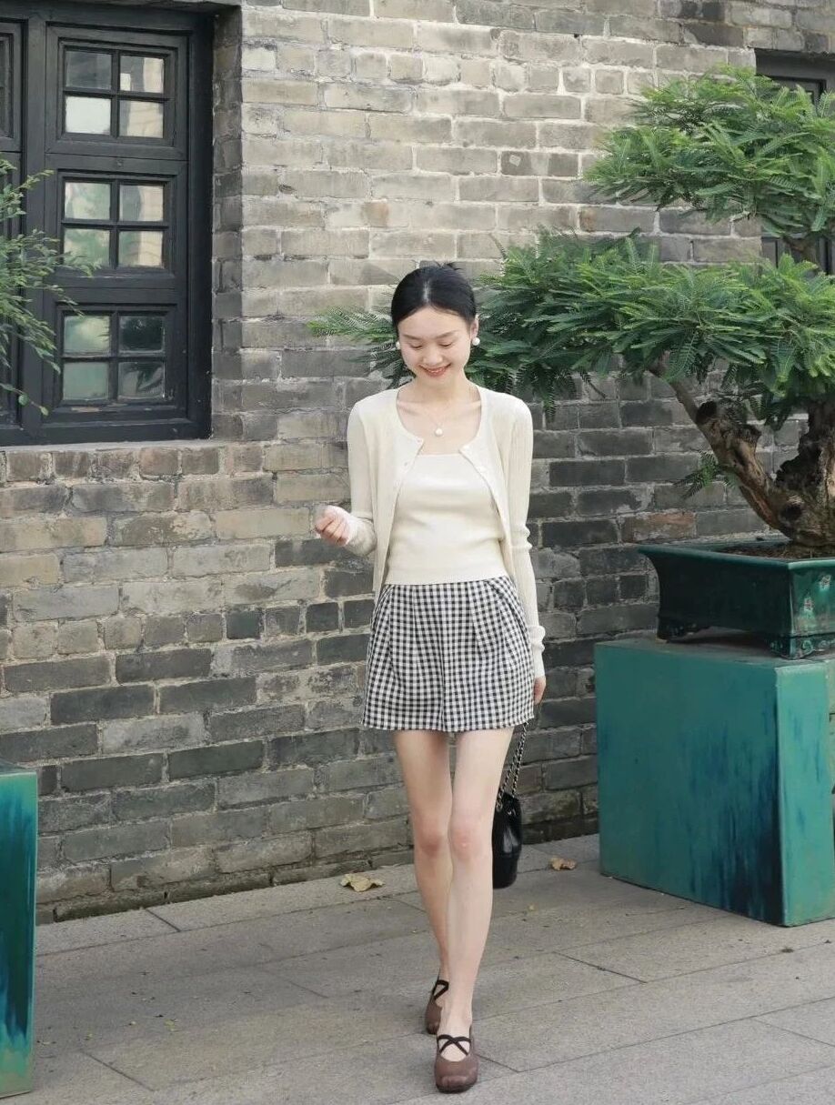 Ladylike outfit: light cardigan & Gingham mini skirt combination