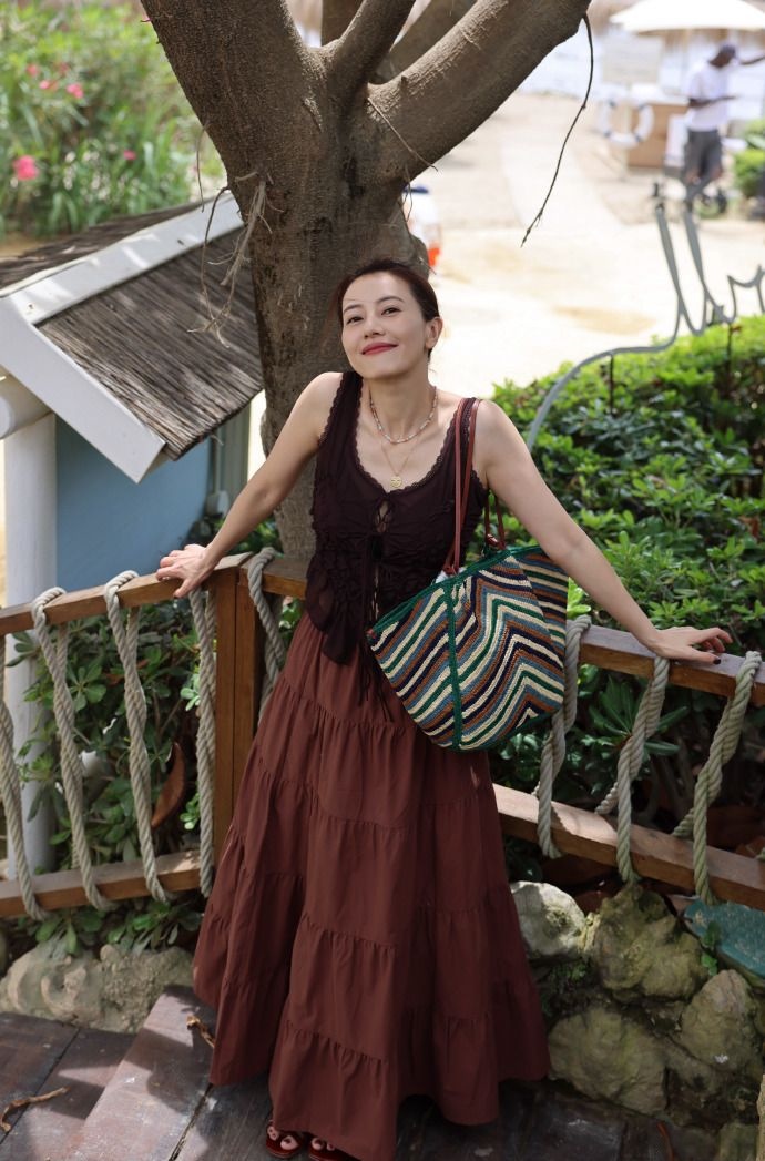 Gao Yuanyuan in black lace sleeveless top and brown maxi skirt