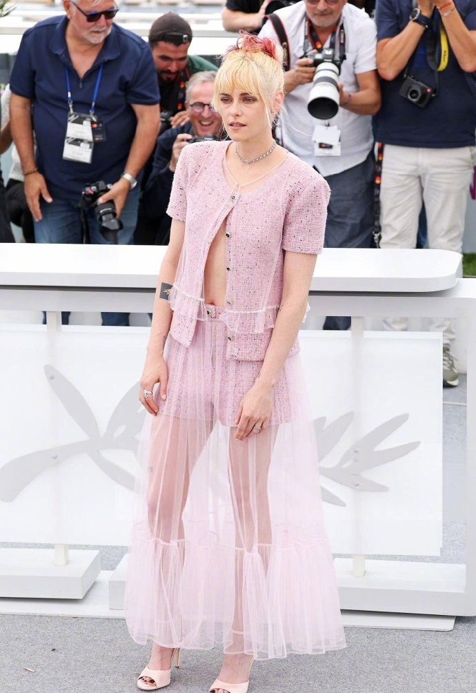 Kristen Stewart’s full outfit look at Cannes.