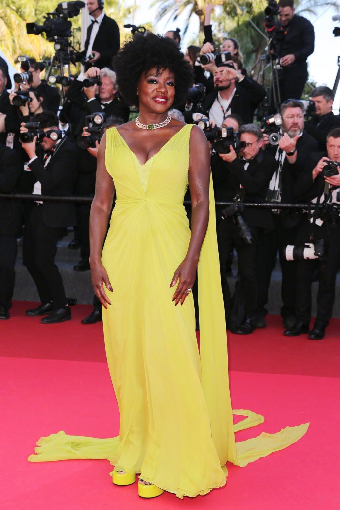 Viola Davis stunning on the red carpet in a yellow dress.