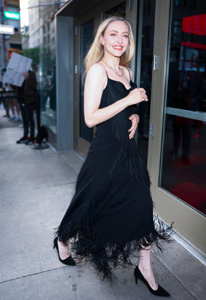 Amanda Seyfried. Dress with Heels