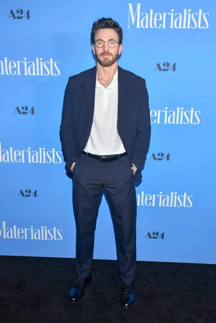 Chris Evans' outfit at the movie premiere