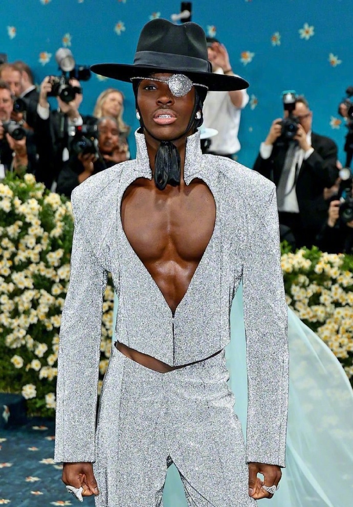 Elegant suit paired with hat. Alton Mason. #Met Gala#