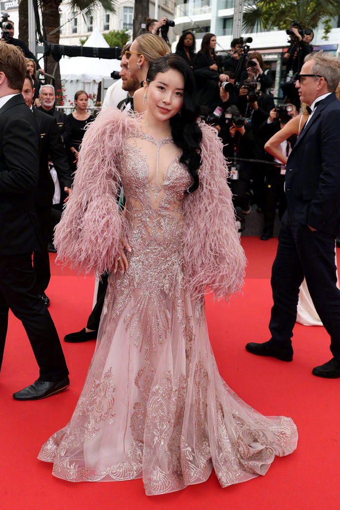 #CannesRedCarpet# Harisu in a pink feathered dress.