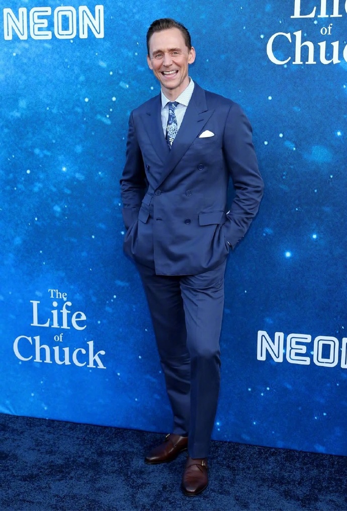 Tom Hiddleston: Suit with tie
