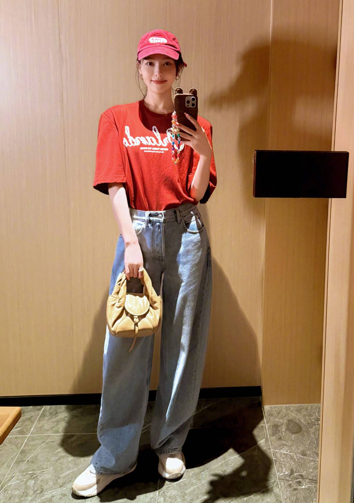 Graphic t-shirt with wide-leg jeans