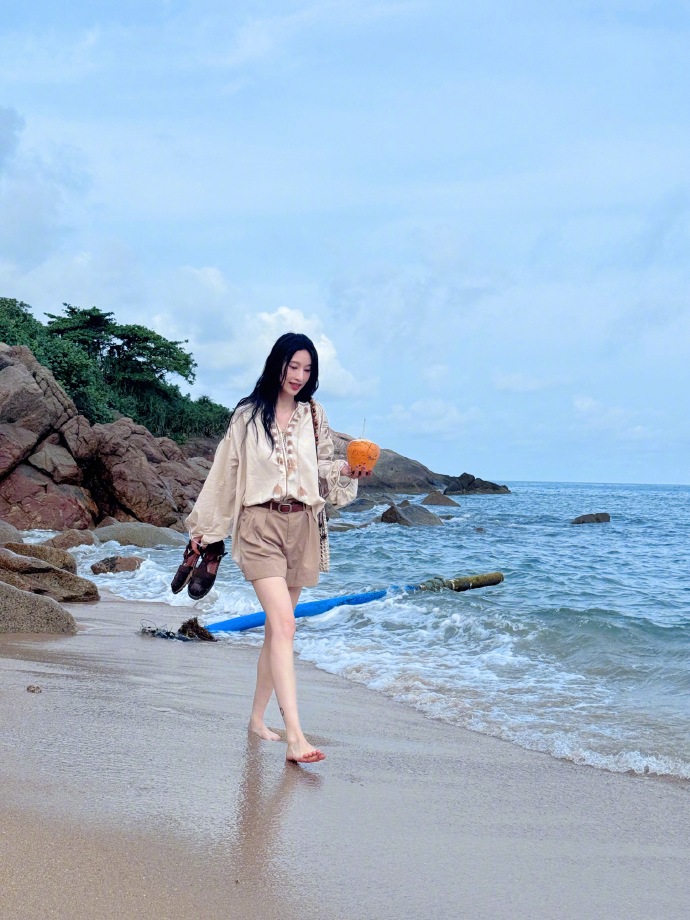 Casual seaside outfit.
