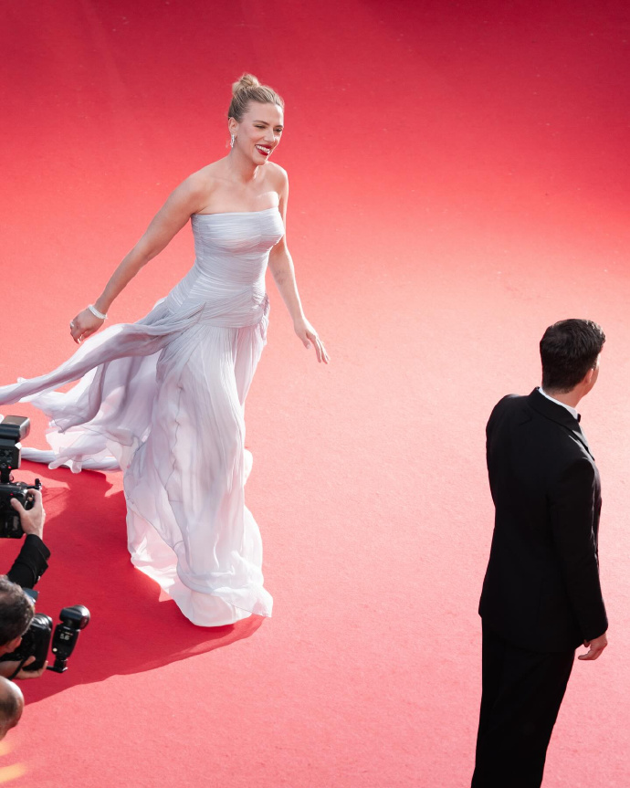 Scarlett Johansson looks absolutely stunning in this candid moment.