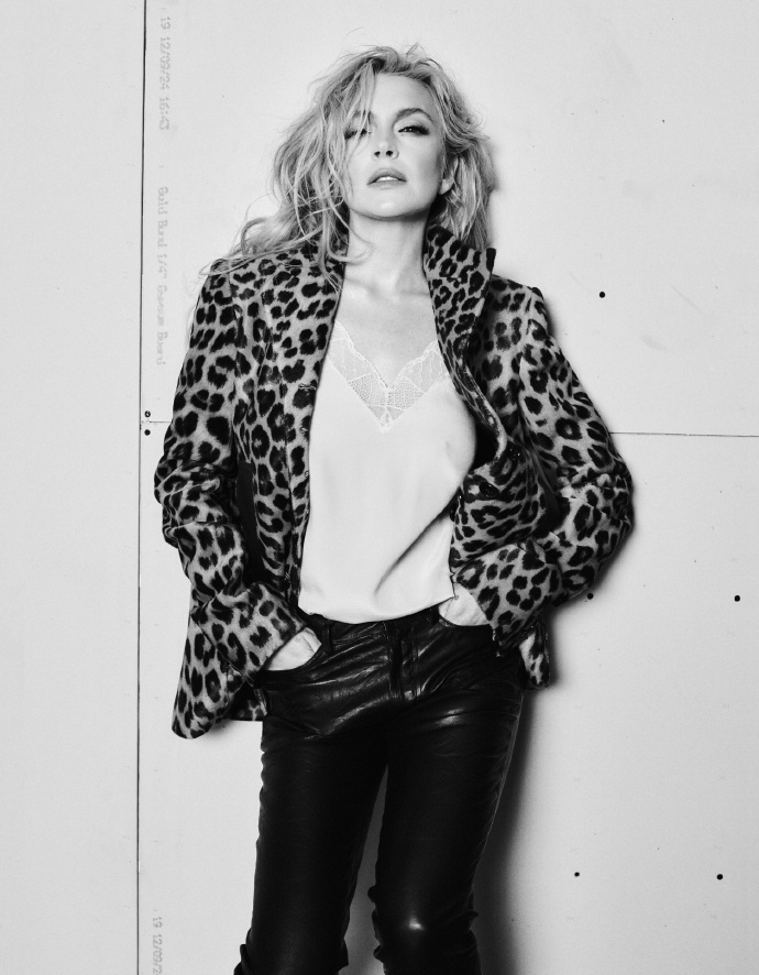 Lindsay Lohan's *ELLE* photoshoot: Leopard print top paired with leather pants, exuding wild and sexy vibes.