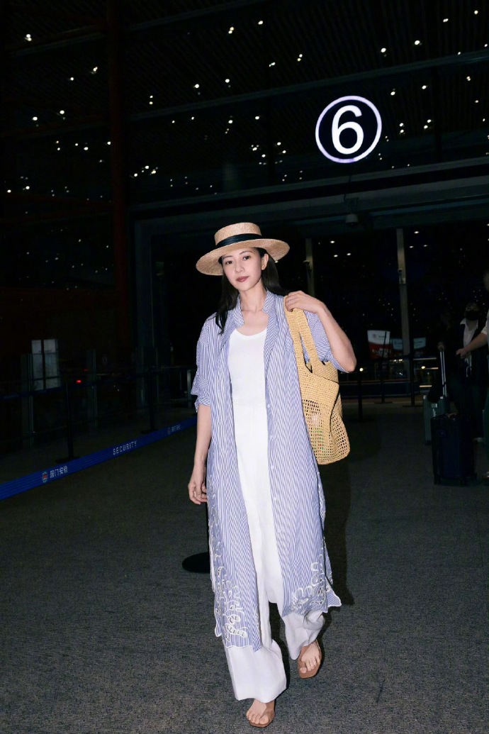 Gao Yuanyuan's airport outfit for Cannes