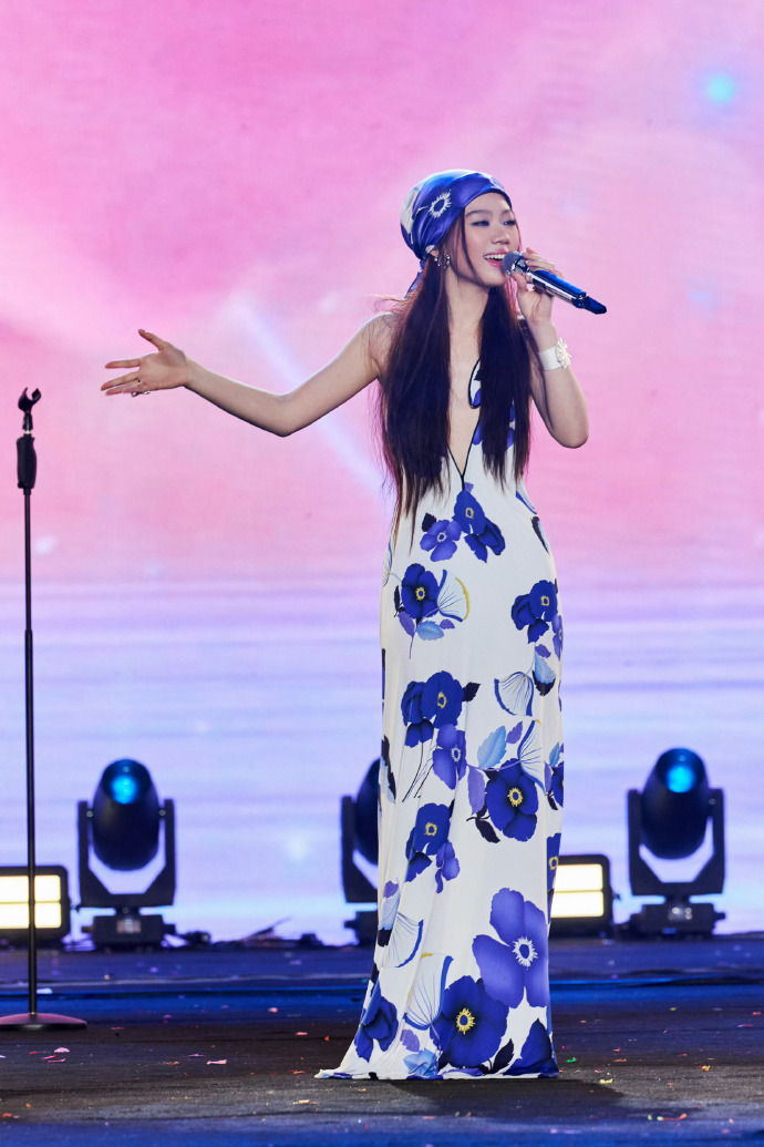 A chic and fresh concert look featuring a blue floral maxi dress paired with a matching headscarf.