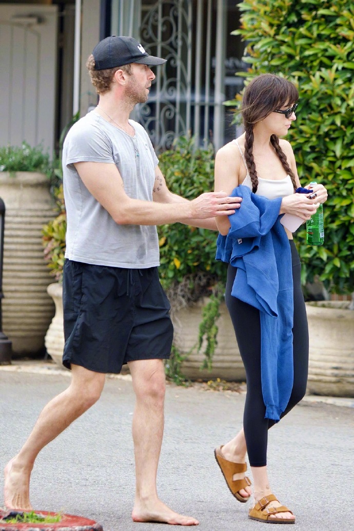 Dakota Johnson and her boyfriend Chris Martin go out together — street style outfit rating