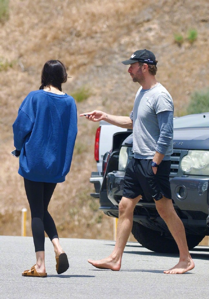 Dakota Johnson and her boyfriend Chris Martin spotted out together — street style outfit rating, photo 2.
