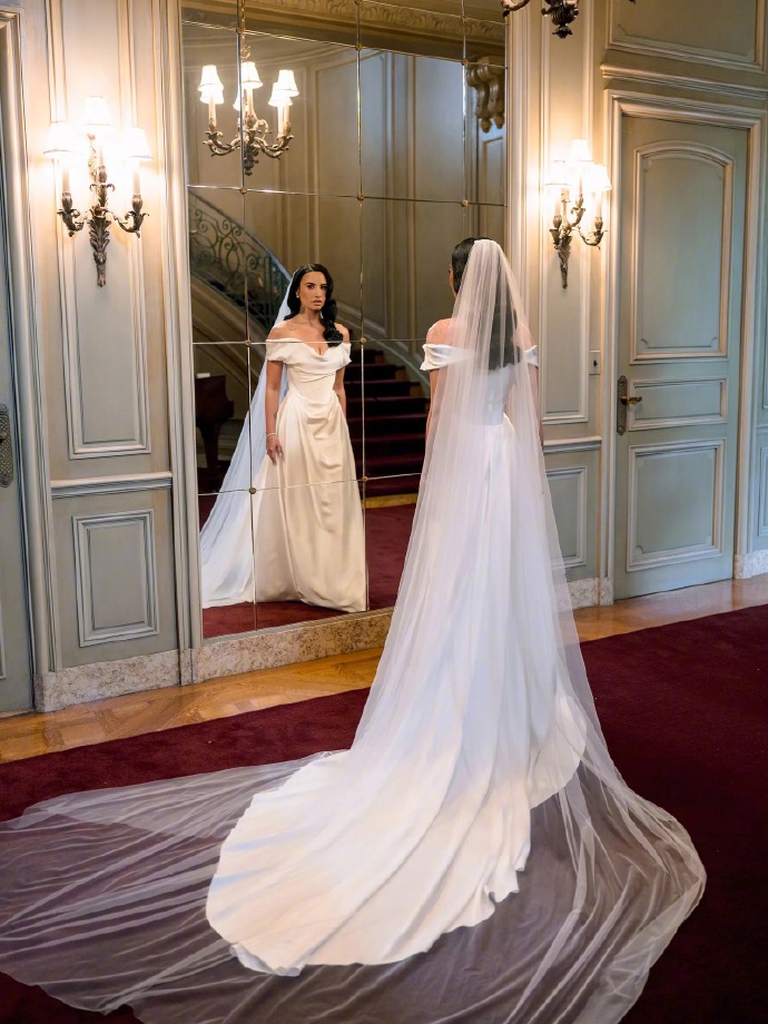 Demi Lovato got married in California last Sunday, wearing a custom-made wedding gown by Vivienne Westwood.