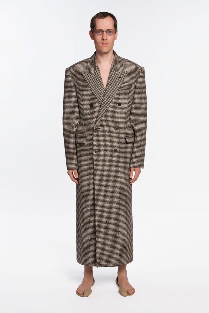 Balenciaga Spring 26 Collection Show: Overcoat with houndstooth