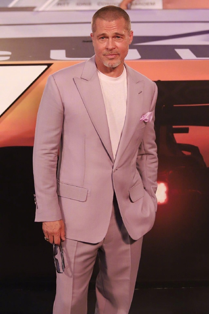 Brad Pitt wears a purple suit to launch promotions for his new film "F1" in Mexico