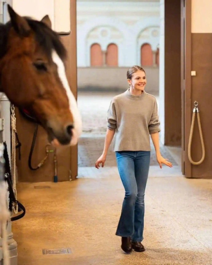 Princess Estelle style: Sweater with bootcut jeans