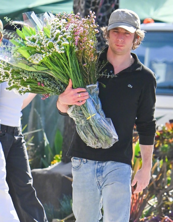 Hollywood's favorite flower-buying man — Jeremy Allen White.