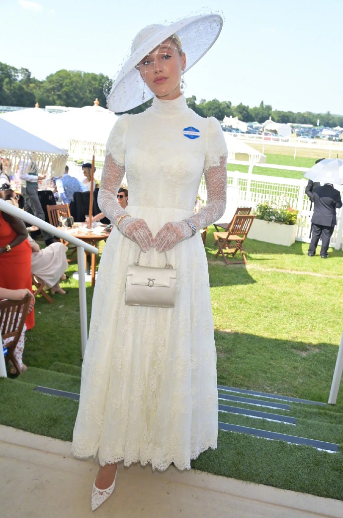 Lace dress & wide-brim hat combination