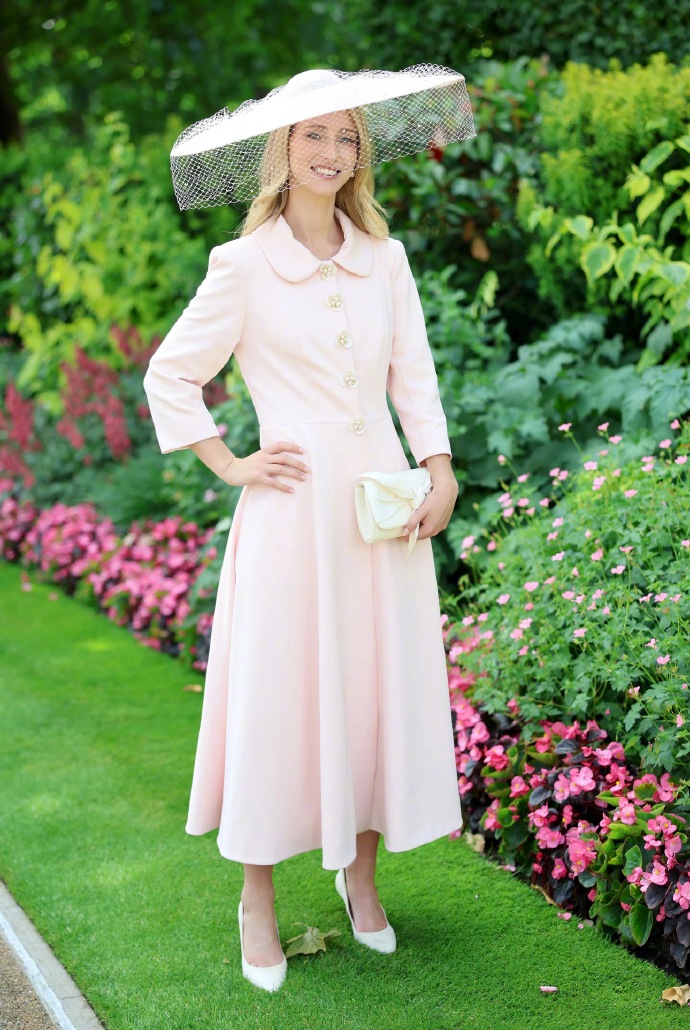 Ascot Racecourse outfits:  pink midi dress & wide-brim hat combination