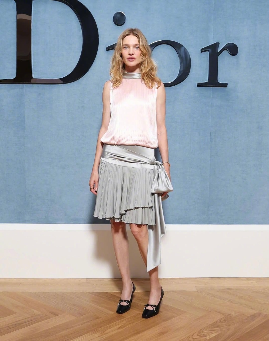Natalia Vodianova in Sleeveless blouse and pleated skirt at Dior 2026