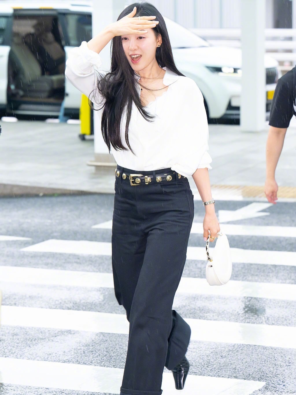 Kim Ji Won in white blouse paired with high-waisted trousers