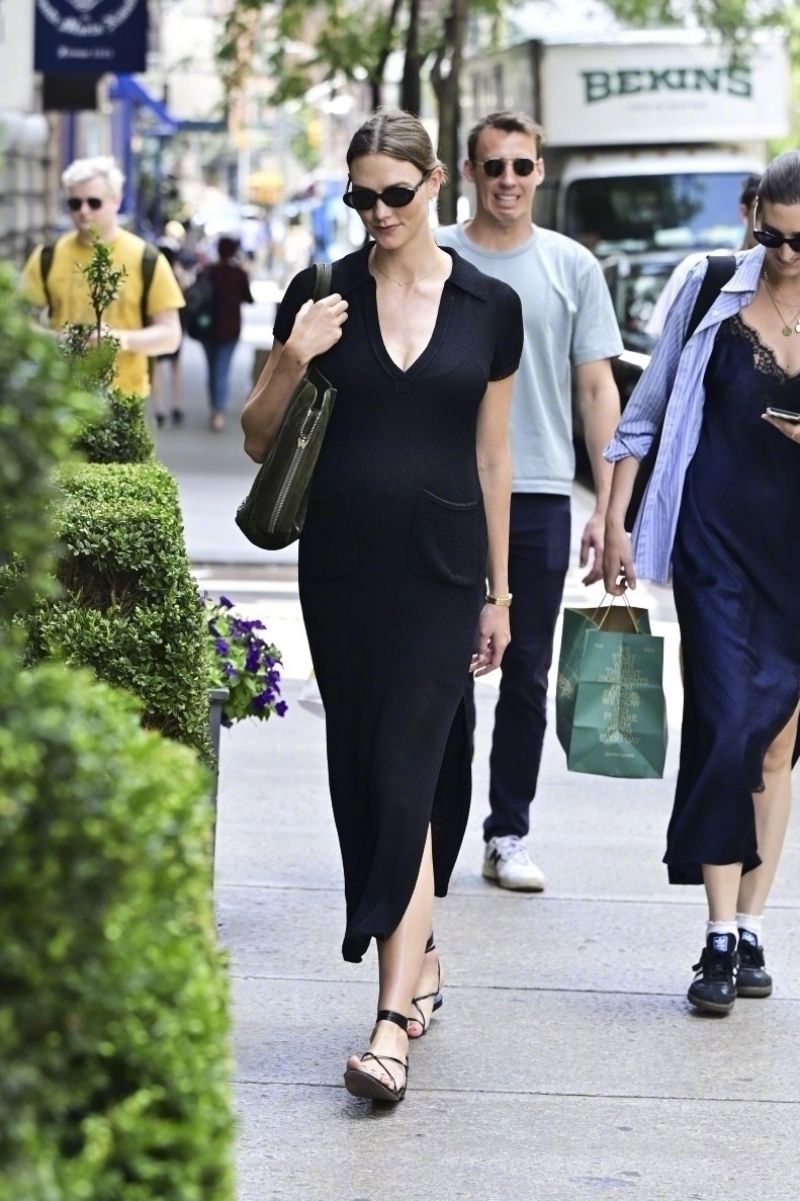 Karlie Kloss wore a black knit dress, showcasing an elegant minimalist style.