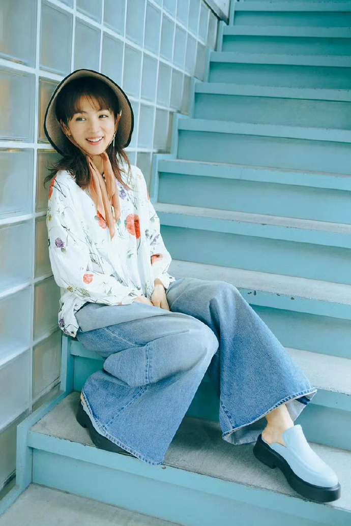 Hikari Mitsushima in floral blouse paired with wide-legged jeans