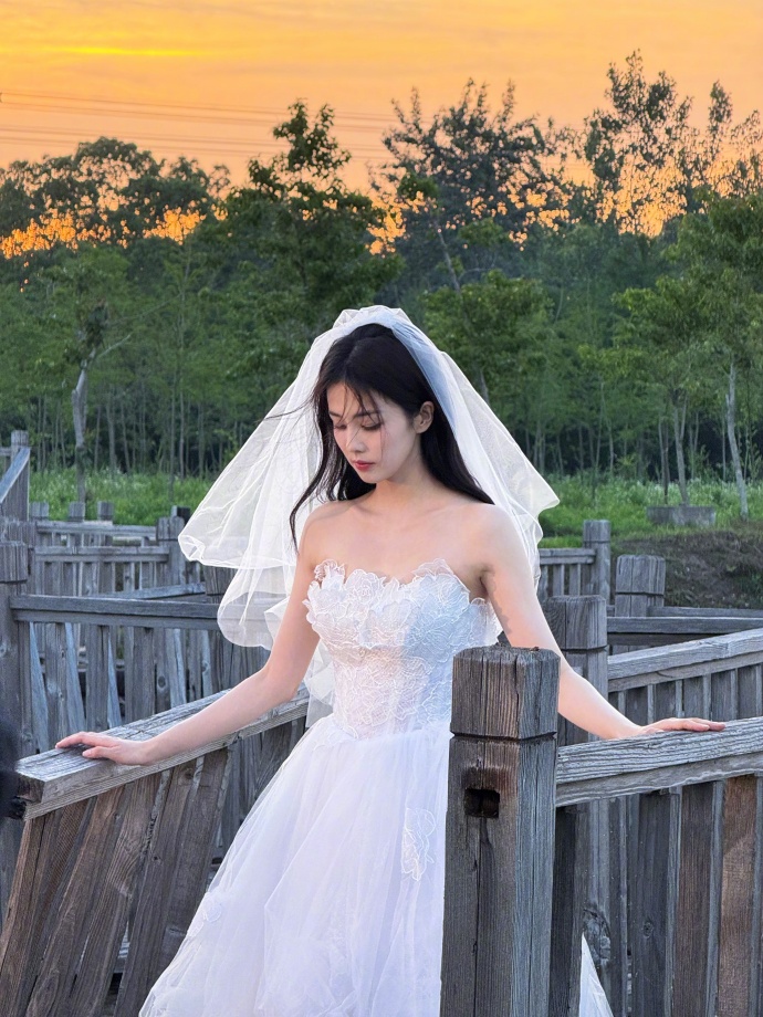Actress Bai Lu in a white wedding dress look.