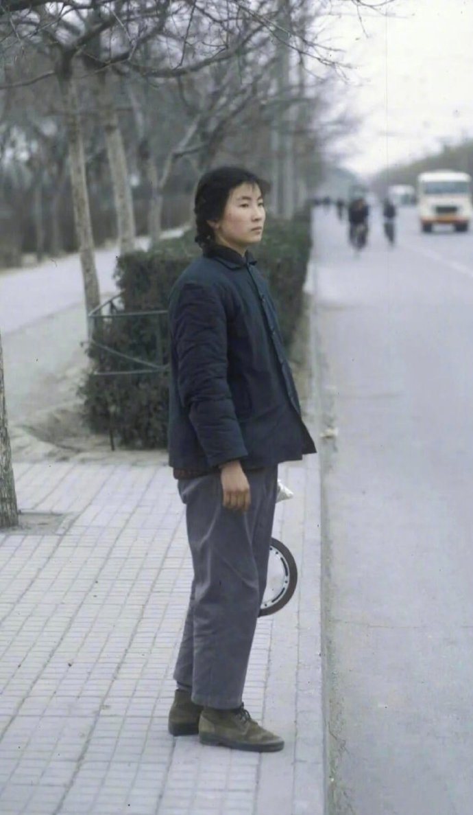1971, Chinese women's fashion: proletarian colors.