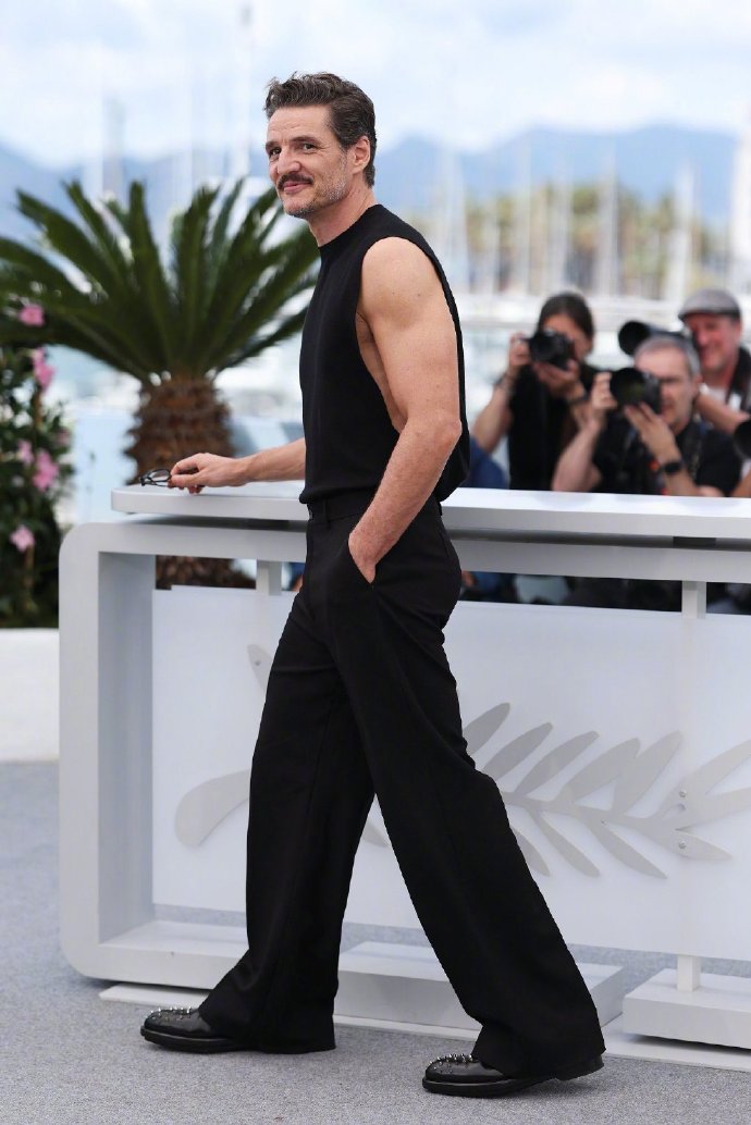 Pedro Pascal’s look puts his toned arms on full display.