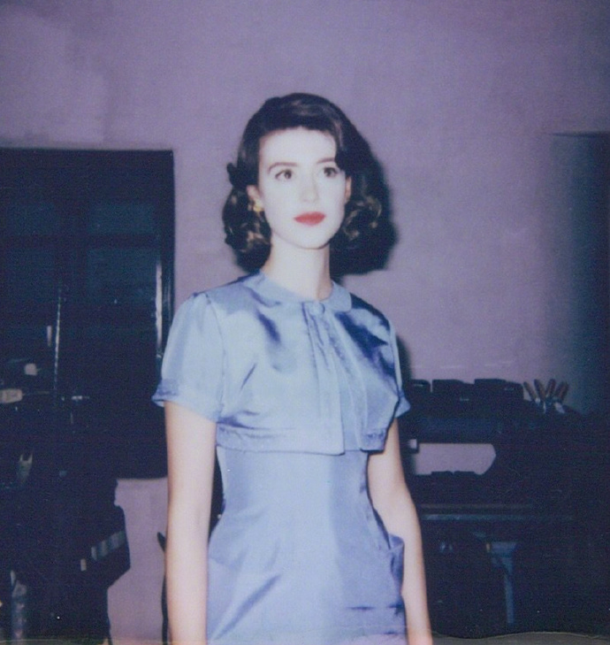 Daisy Edgar-Jones, behind the scenes of her new film “On Swift Horses”, sporting a retro outfit.