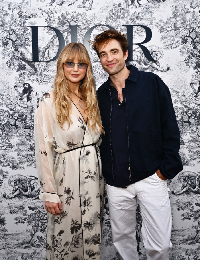 Robert Pattinson and Jennifer Lawrence’s outfits at a movie promo event.