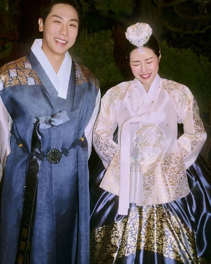 Park Ha-na's wedding photos, wearing traditional Korean attire.