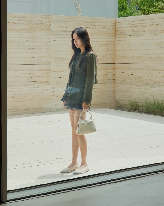 Son Ye-jin, with a campus-style outfit reminiscent of a college student, radiates the charm of an Asian top beauty.