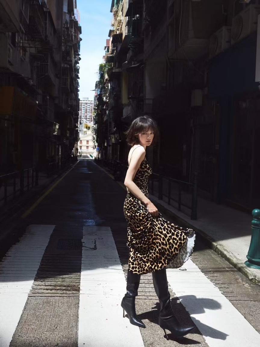 Chinese actress Wen Qi: Leopard dress with knee-high boots