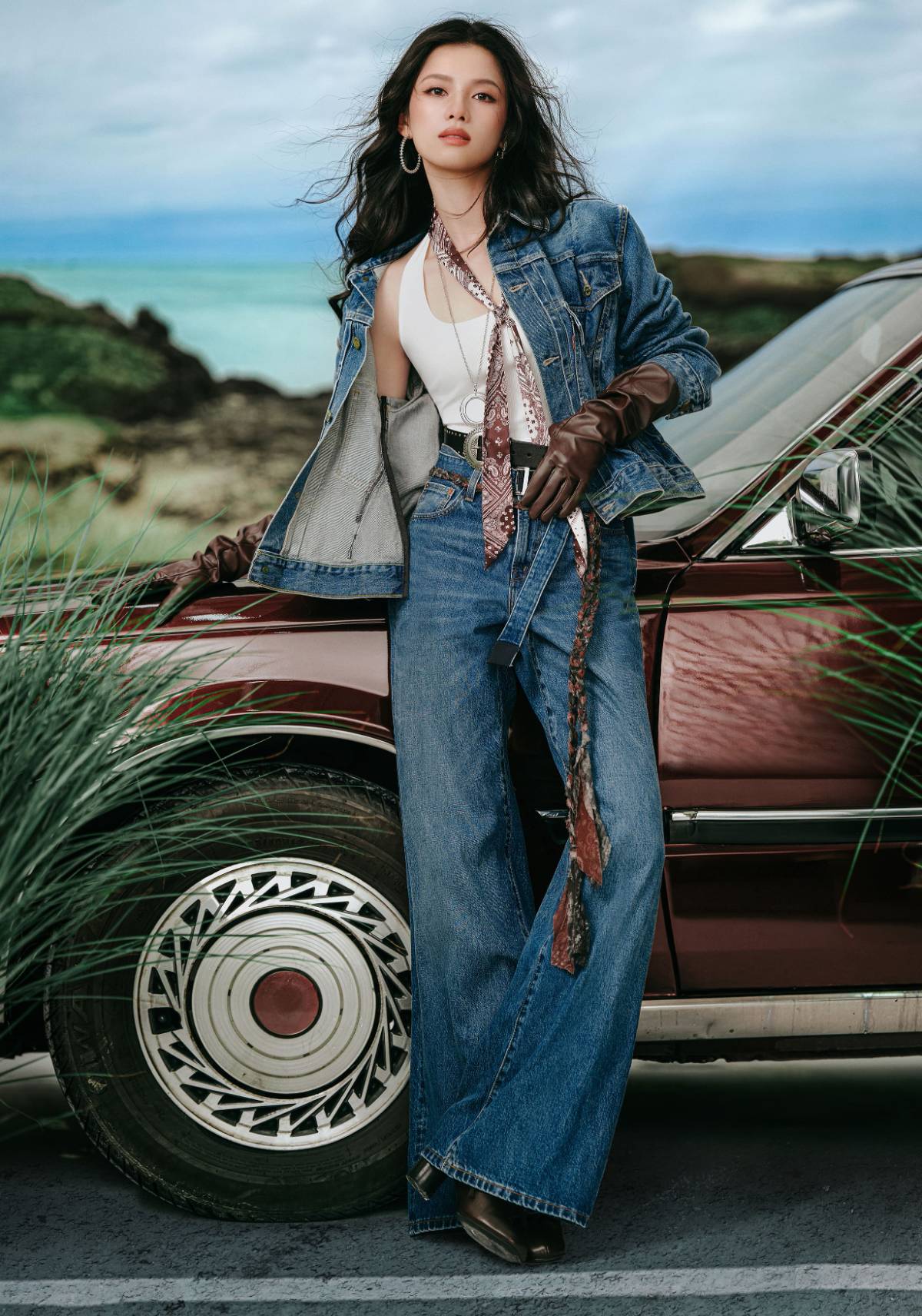 Zhang Jingyi Cowgirl Style: Denim jacket with wide-leg jeans