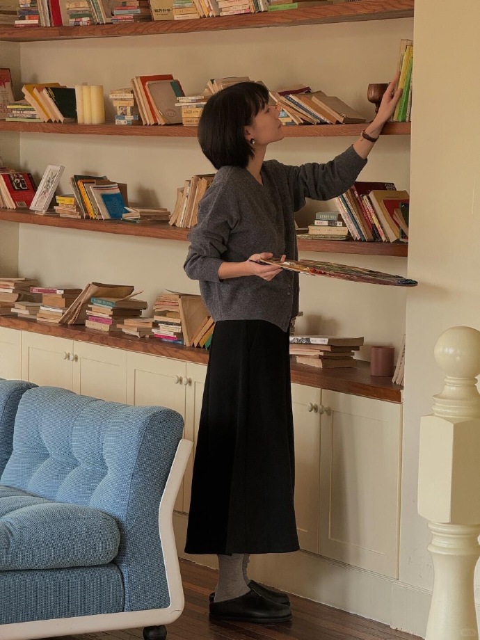 Soft and feminine style: Cardigan with long skirt