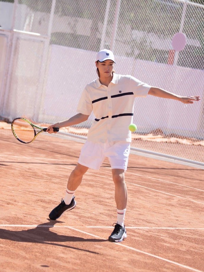 Tennis outfit with short-sleeved polo shirt and white shorts