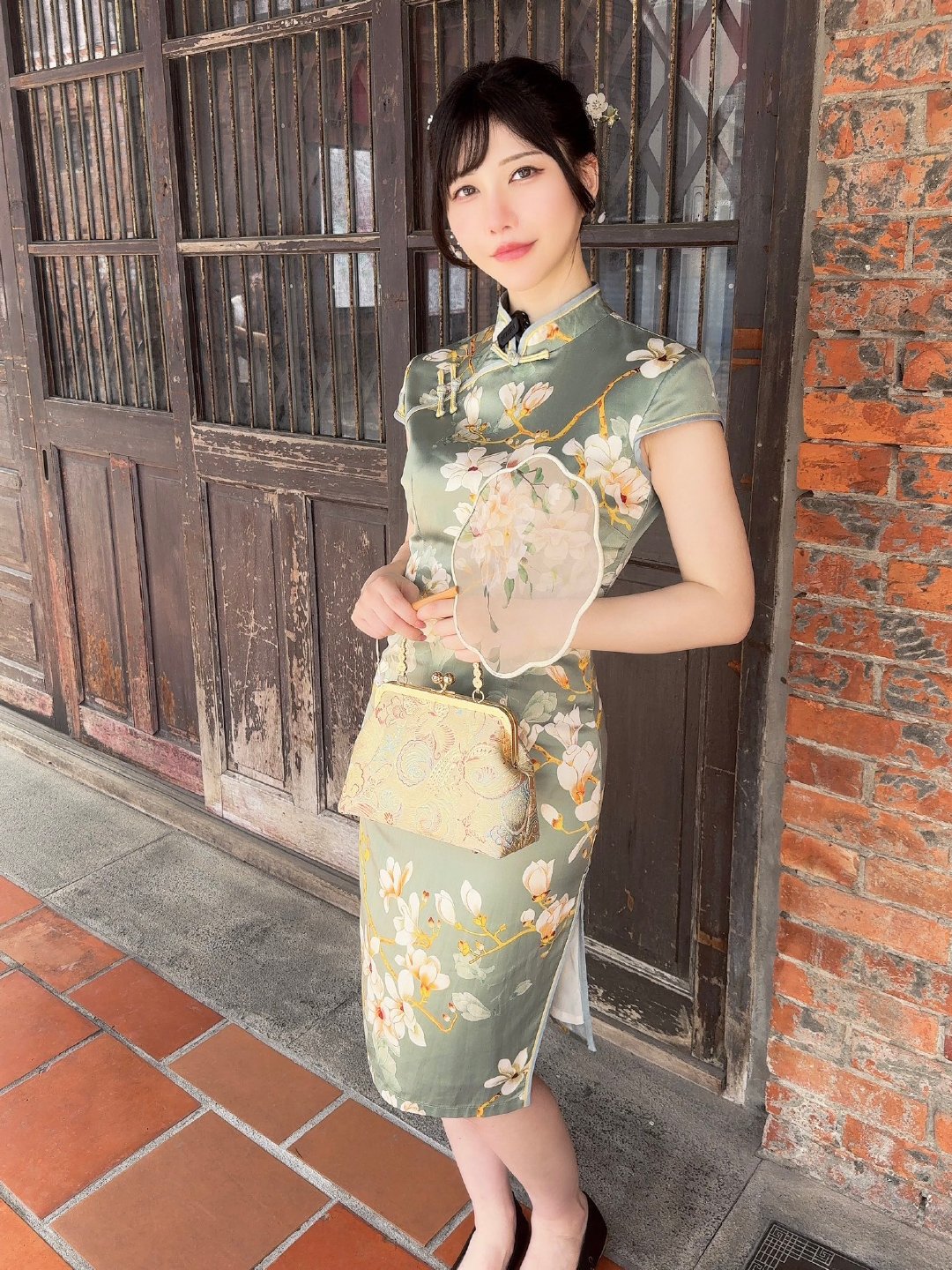 A green printed cheongsam worn by a Japanese girl