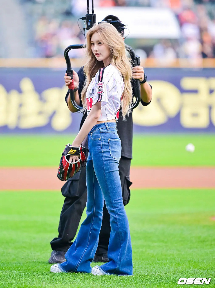 Kim Gaeul  threw the first pitch at a baseball game! With her golden curls and Hello Kitty baseball jersey, her look was full of energy and charm!