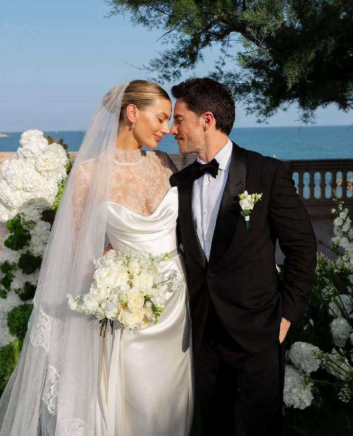 Bregje Heinen in a lace wedding dress