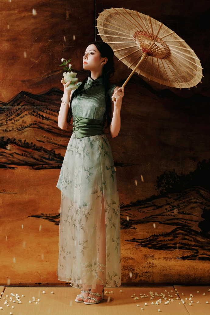 Dilraba in ancient style cheongsam