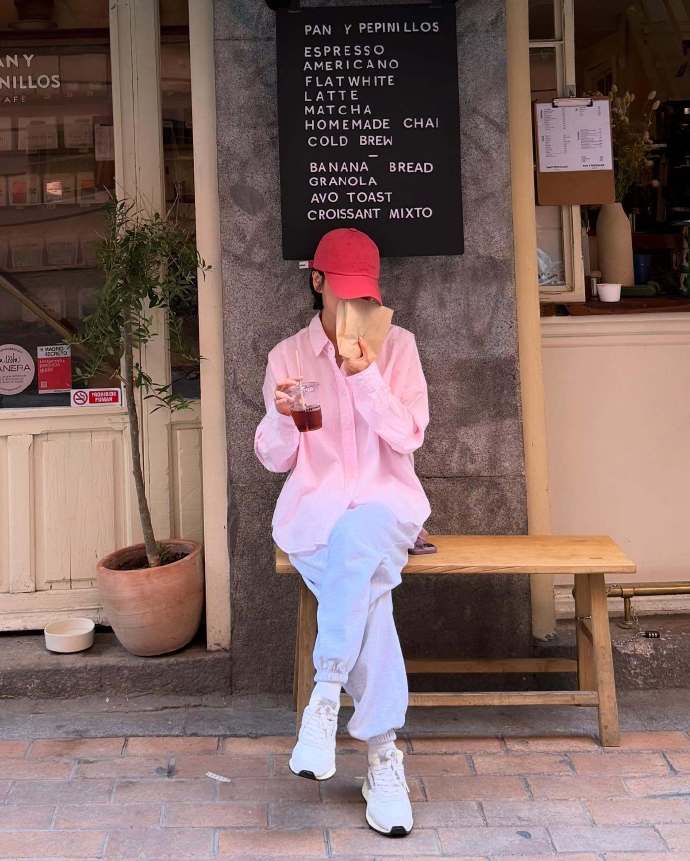 Summer leisure vacation suit: Elegant oversized shirt paired with joggers