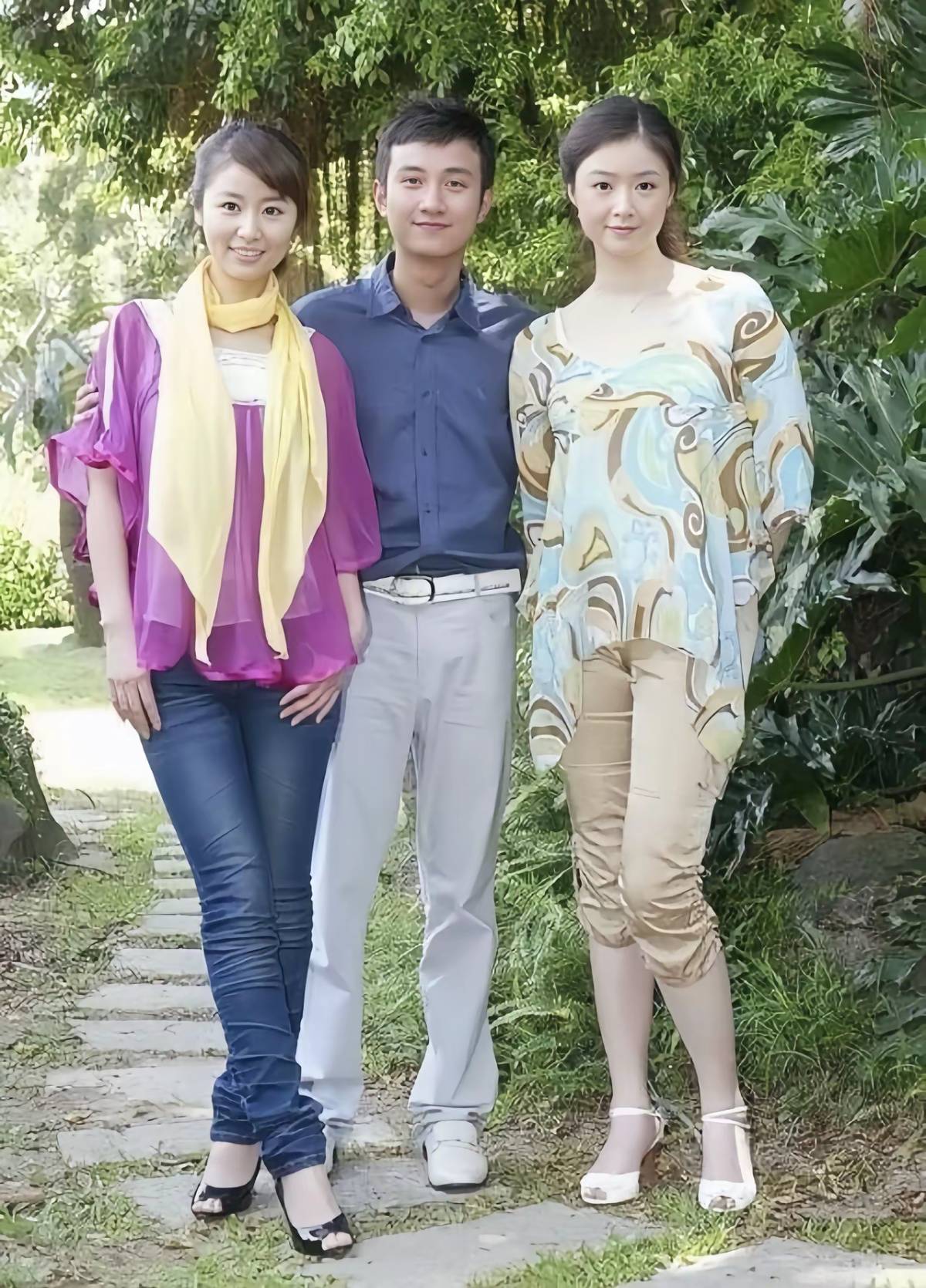 Old photos. Daily outfits of Chinese actors and stars in 2009