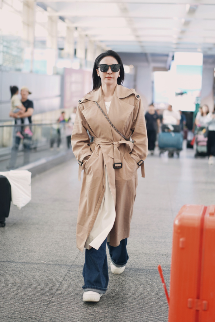 Celebrity airport looks: Stylish trench coat and jeans