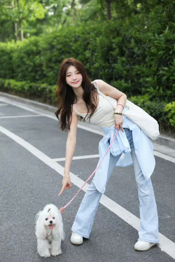 Elegant tank top paired with light blue jeans